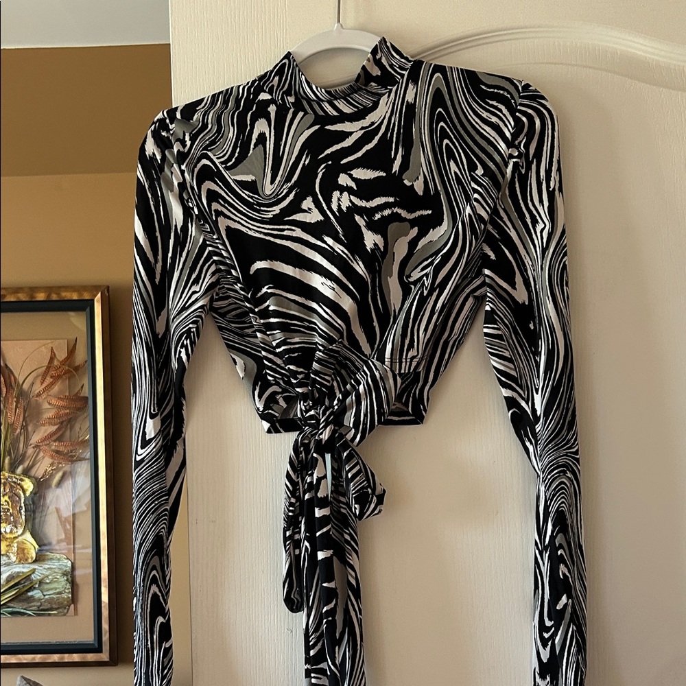 Black & White Swirl crop top Tie-Front Long Sleeve Top